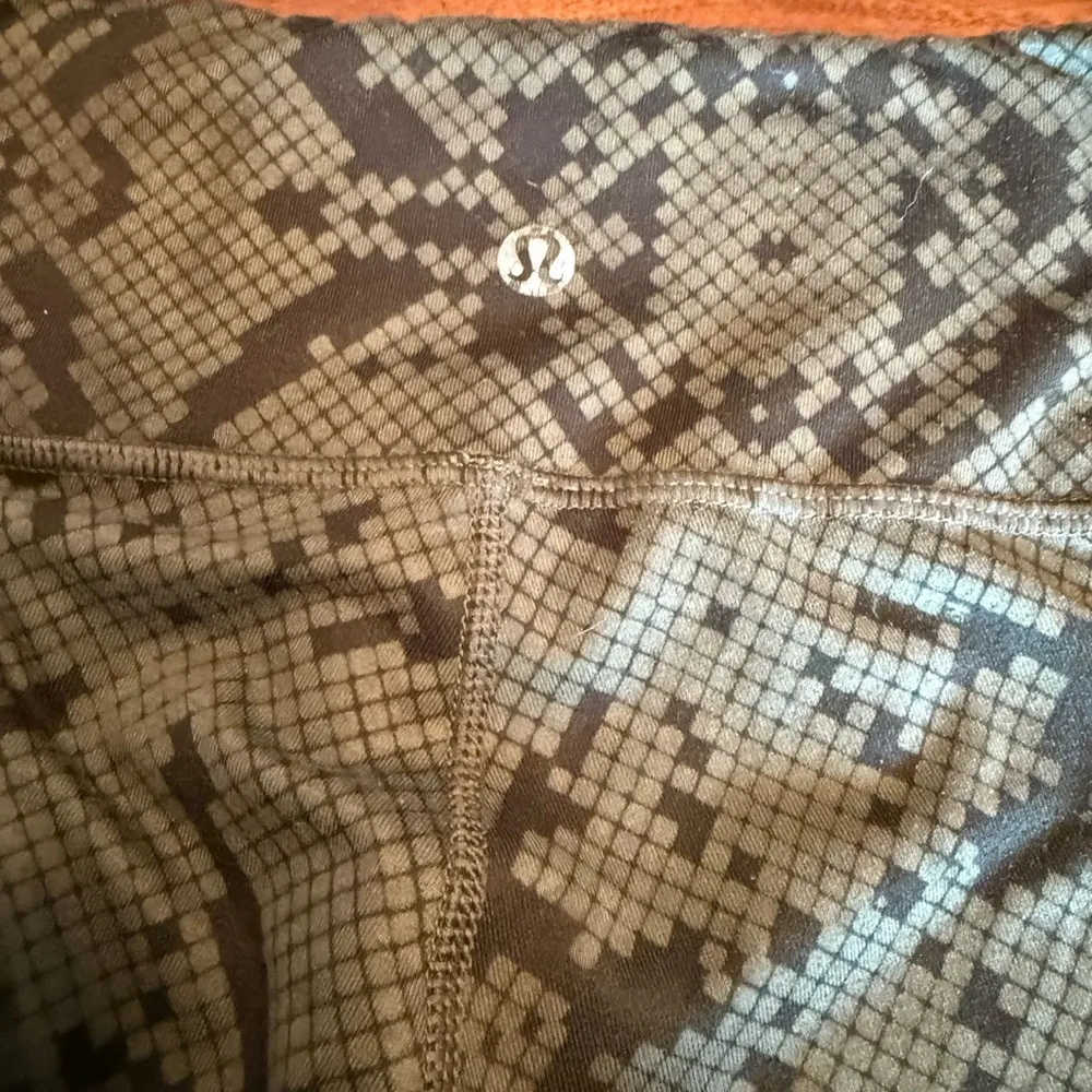 Lululemon size 6 Wunder Under Crop III Leggings Ziggy Snake Fatigue Green No Tag - Image 3