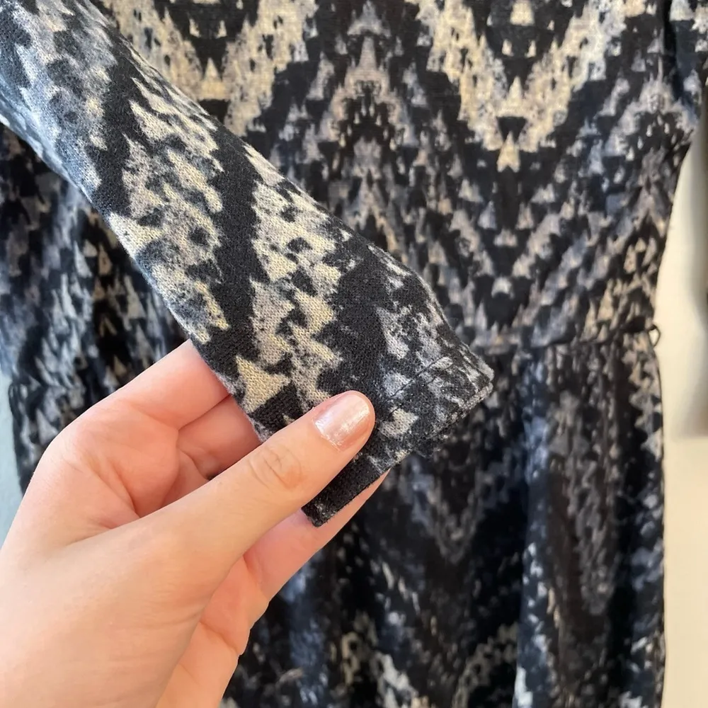 Lily Rise Geometric Arrow Low Cut 3/4 Sleeve Woman’s Dress Navy Blue White Midi - Image 2