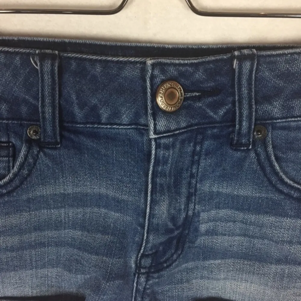 American‎ Eagle Shortie Stretch Medium Wash Denim Cuffed Size 8 - Image 3