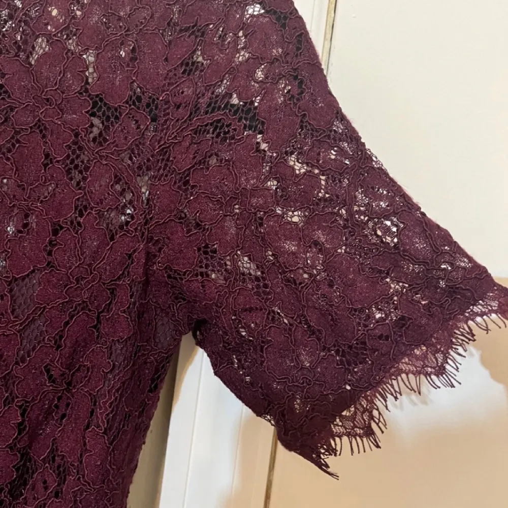 Babaton Size 0 Wine Red Lace Short Sleeve Dress - Image 2