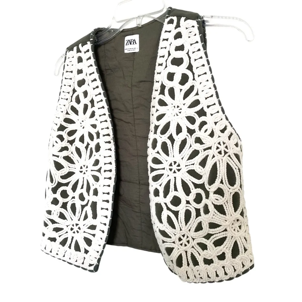 Zara Green Knit Floral Embroidered White Crochet Bohemian Western Vest Medium - Image 4