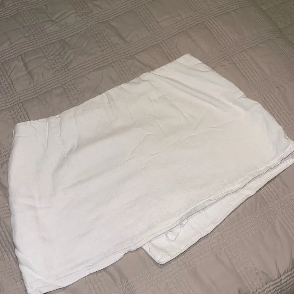 COPY - A&F White linen blend wrapped mini skort. - Image 3