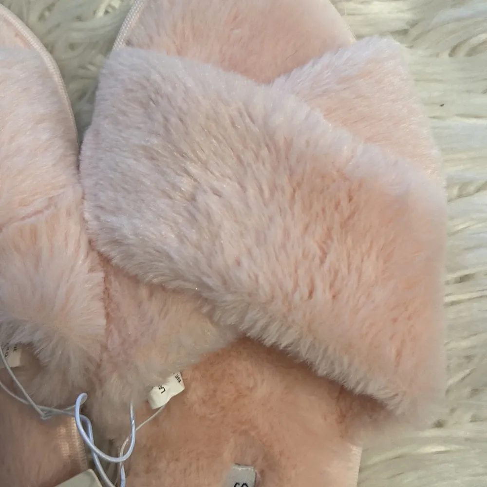 Splendid Slippers size S/M brand new color pink fluffy and soft - Image 7