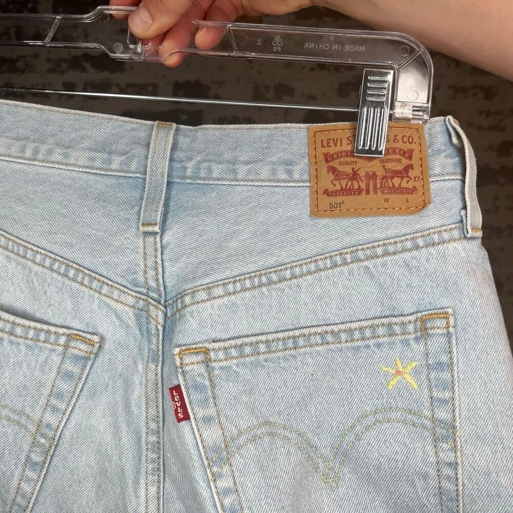 Levi’s | women denim shorts with embroidered flowers - Image 6