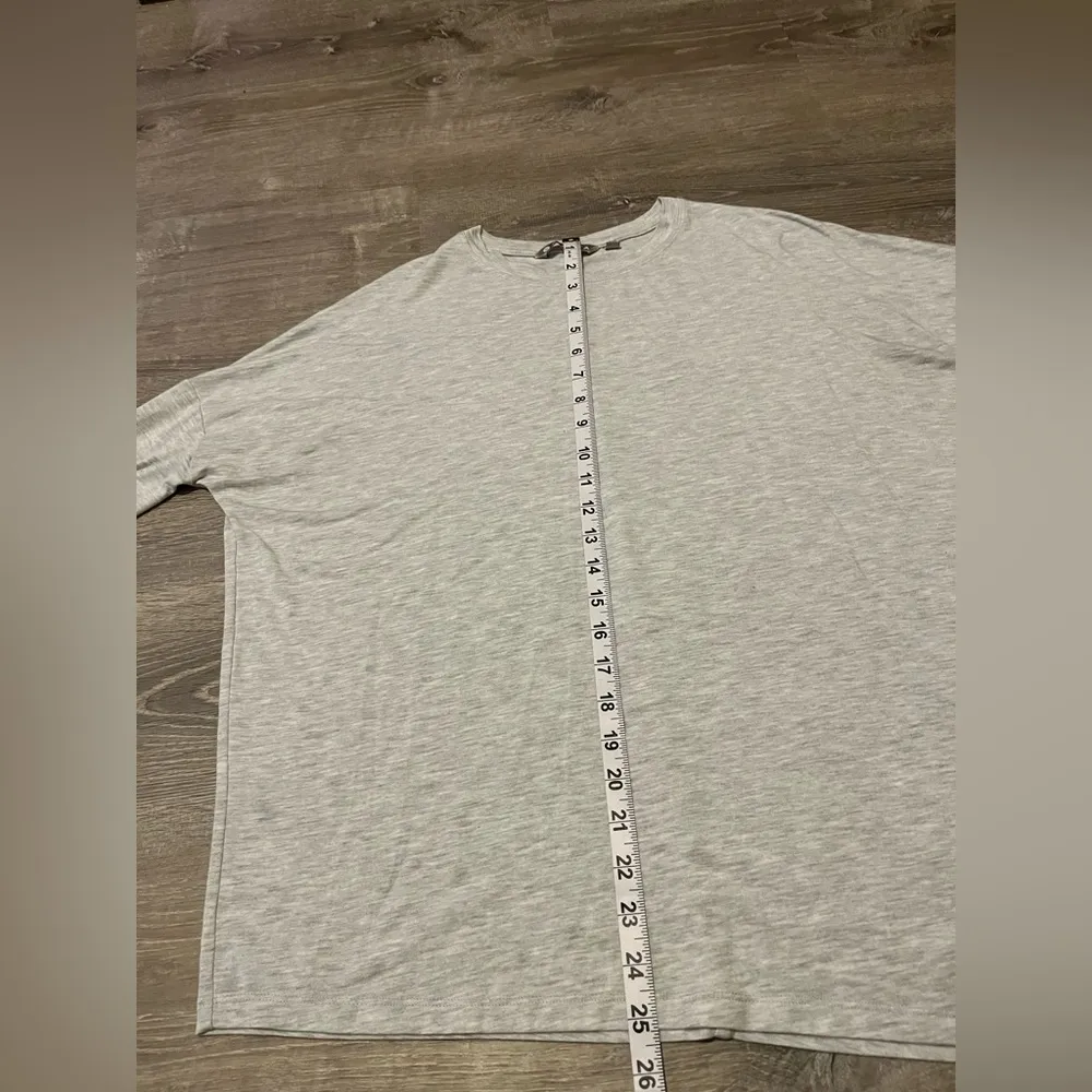 Athleta Top Women XXS Light Grey Long Sleeve Asymmetrical Hem T-Shirt Stretch - Image 4