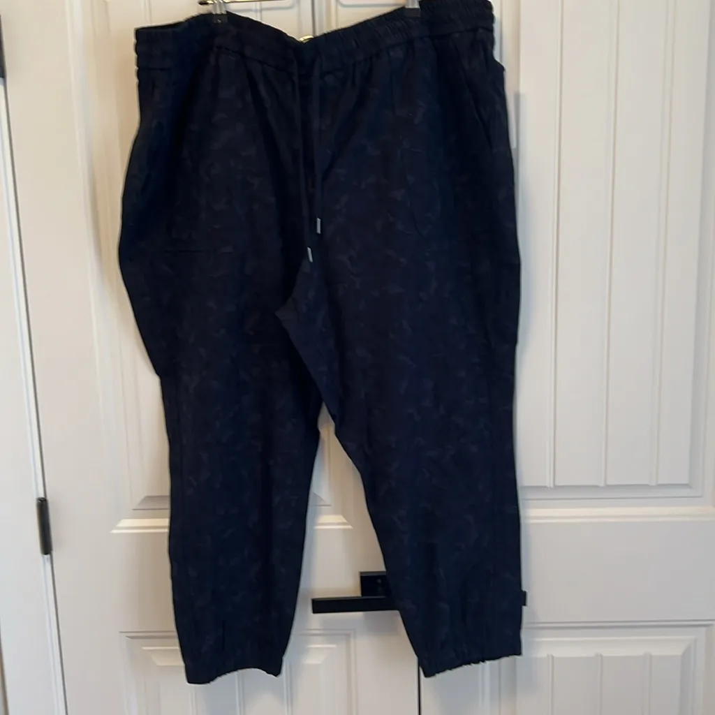 Athleta Printed Farallon Jogger Pants Camo Print Size 26 - NWT - Image 5