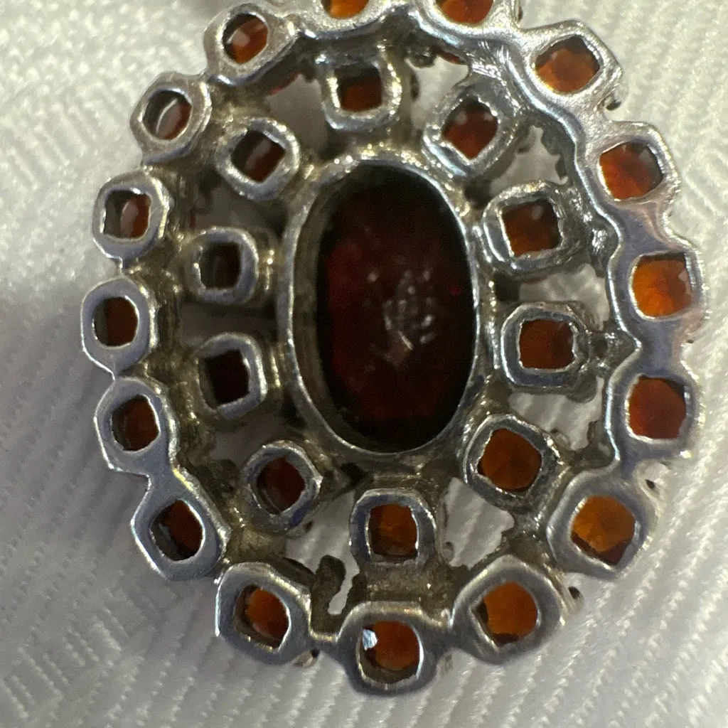 Beautiful Vintage Elegant Silver and Red Gemstone Necklace. - Image 7