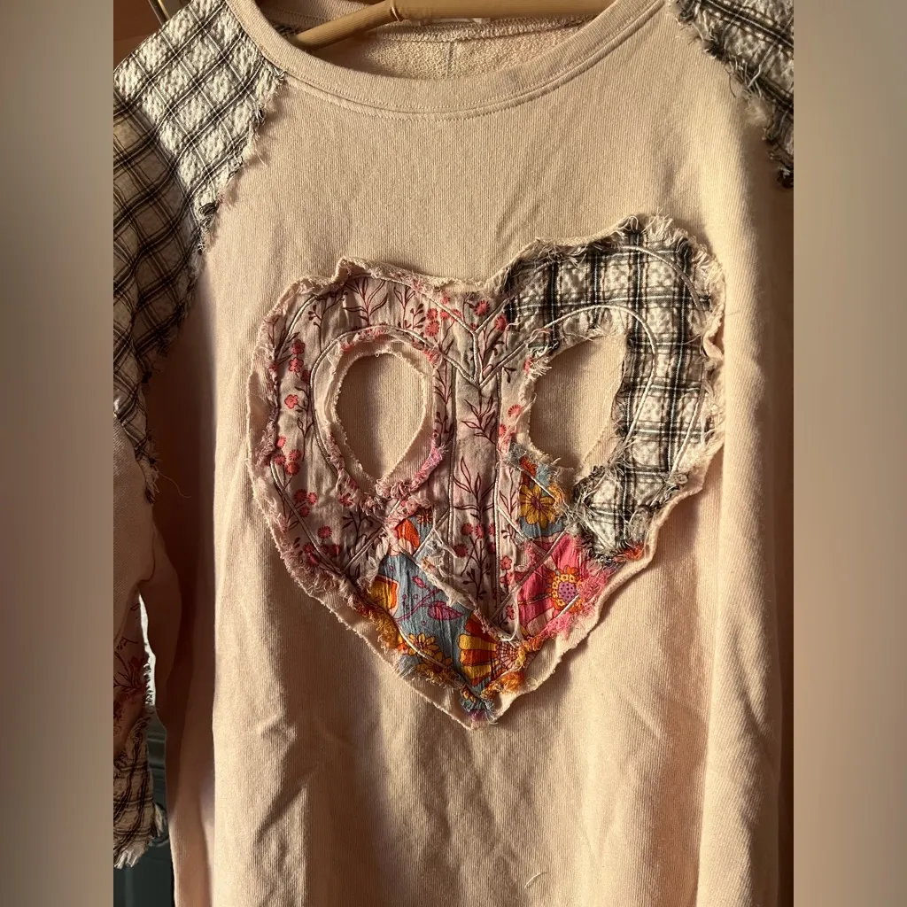 New Easel  Patchwork Peace Heart Sweatshirt Tee Shirt Size Small Oversized - Image 3