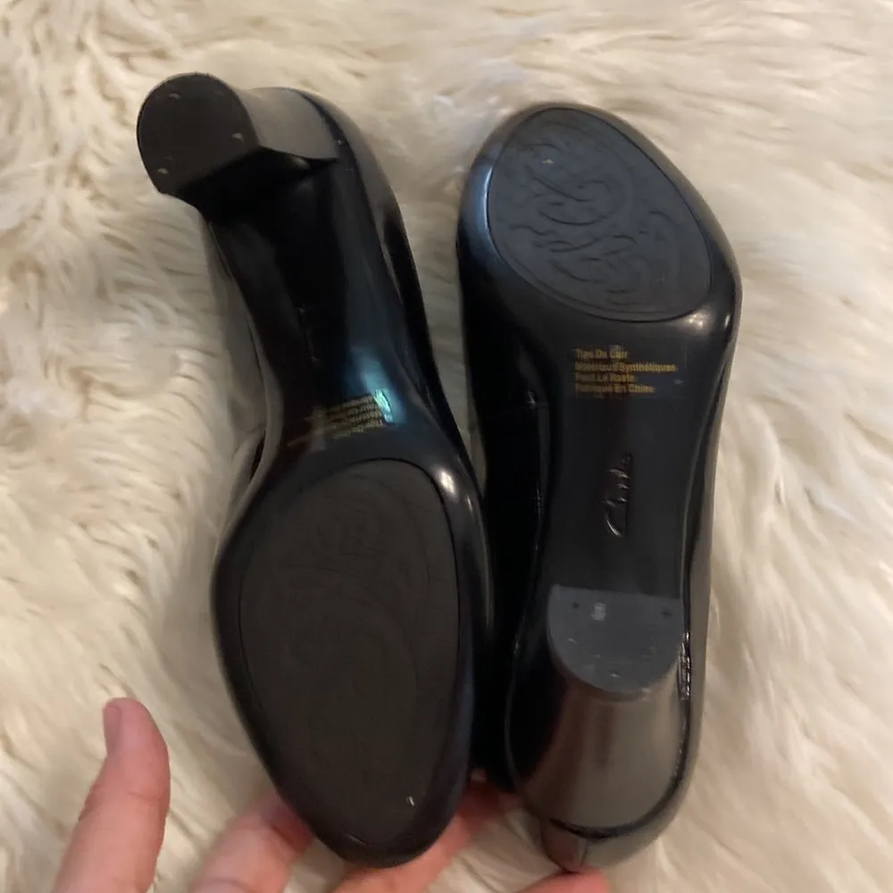 CLARK Artisan Shoes size 8.5 patend leather with bow color black - Image 5