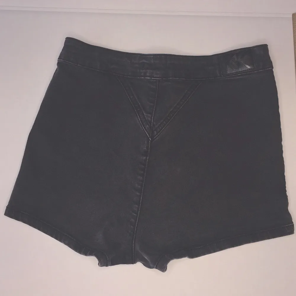 Kendall & Kylie high waisted shorts black - Image 5