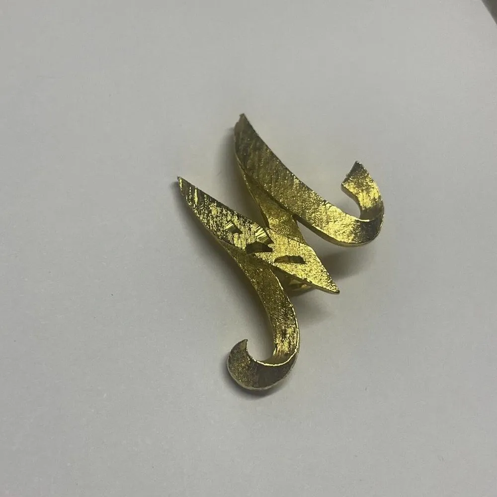 Vintage Mamselle Textured Goldtone Metal Initial / Letter M Brooch Pin Gold - Image 3