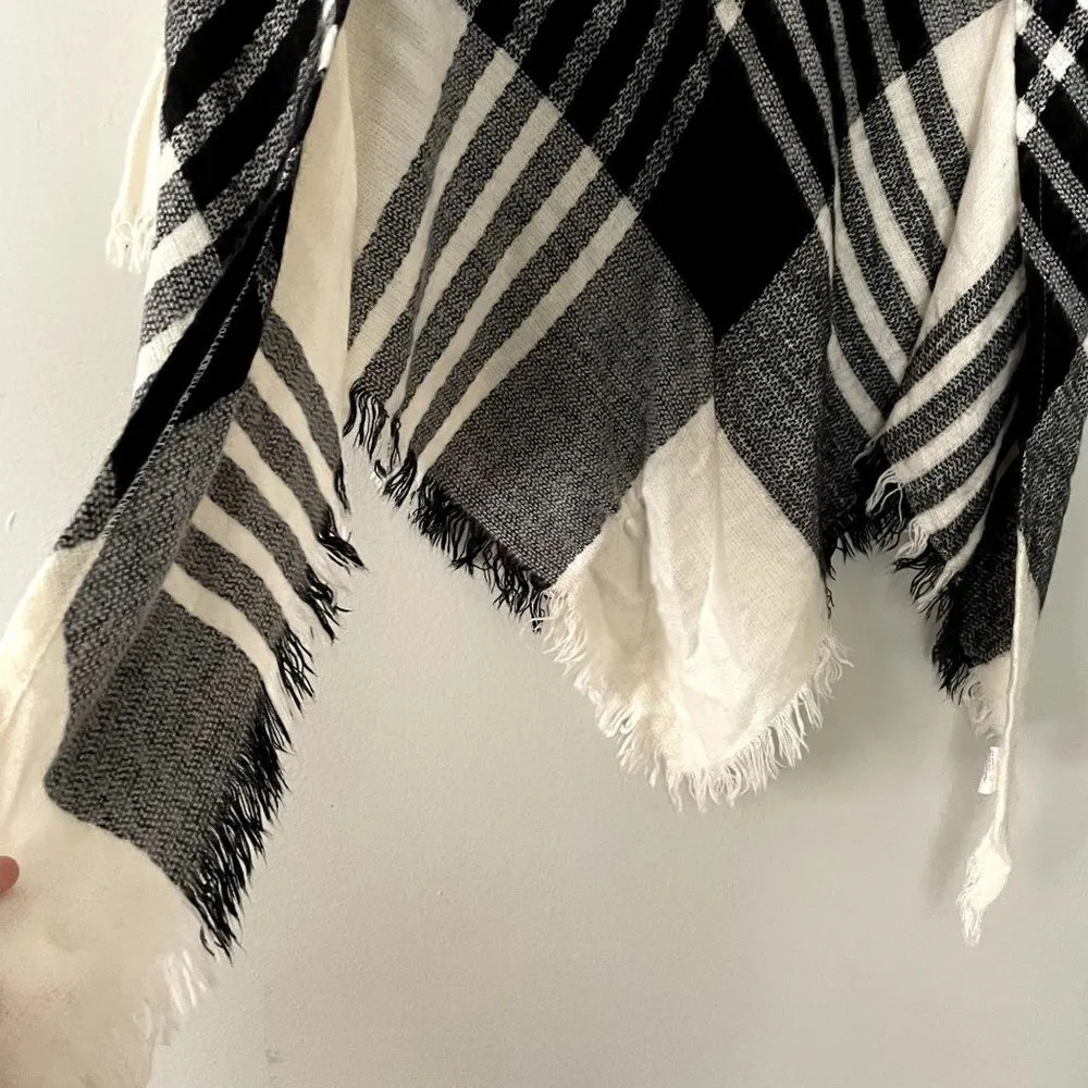 Black and white checkered poncho acrylic knit warm pullover frayed boho chic Size undefined - Image 3