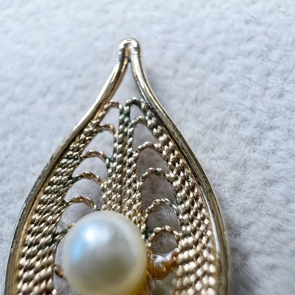 Vintage Sarah Coventry Serene Gold Tone Faux Pearl Leaf Clip on Earrings - Image 3