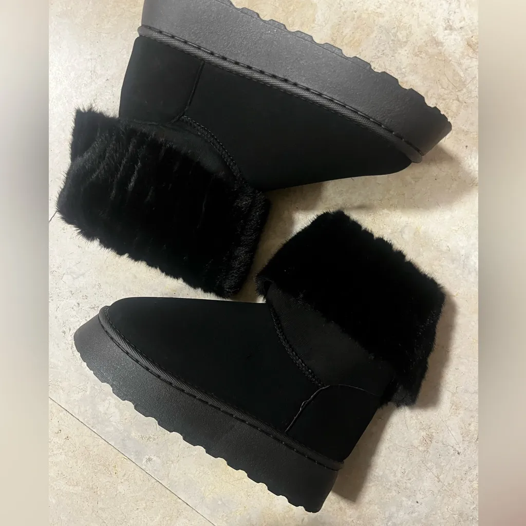 Elegant Black Faux Fur Women's Winter Boots Size 7 - Image 4