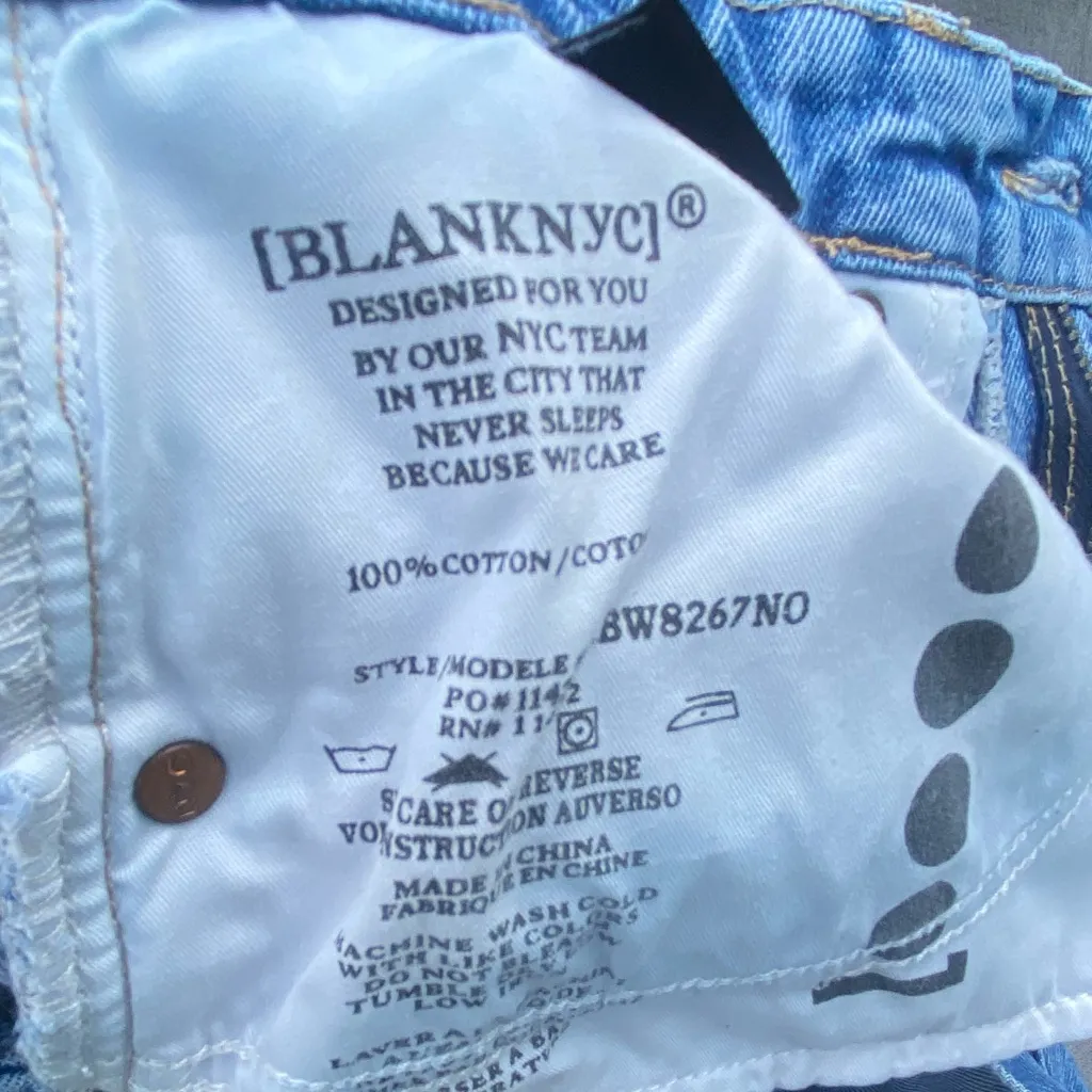 Size 29 BLANKNYC The Barrow distressed denim shorts high rise. #distresseddenim - Image 10