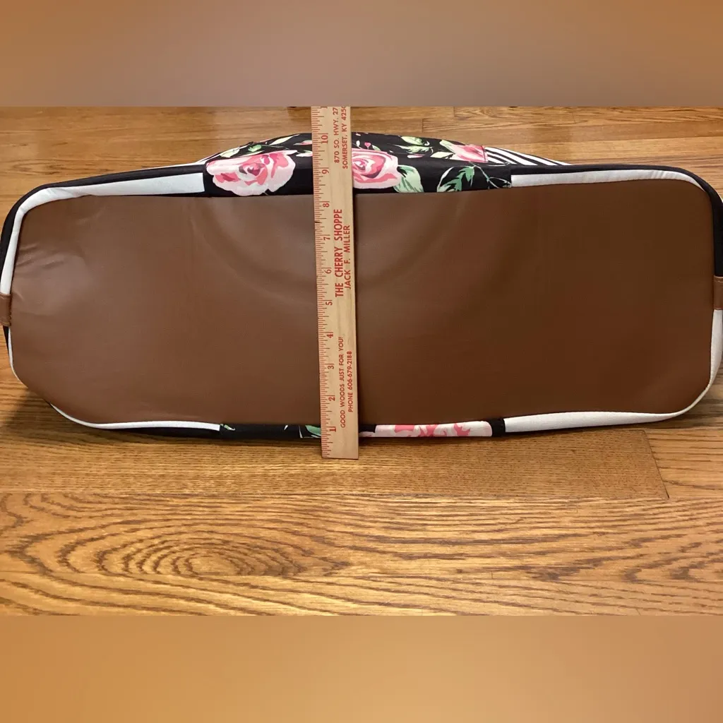 KUT from the Kloth weekend/overnight bag with matching wallet. - Image 8