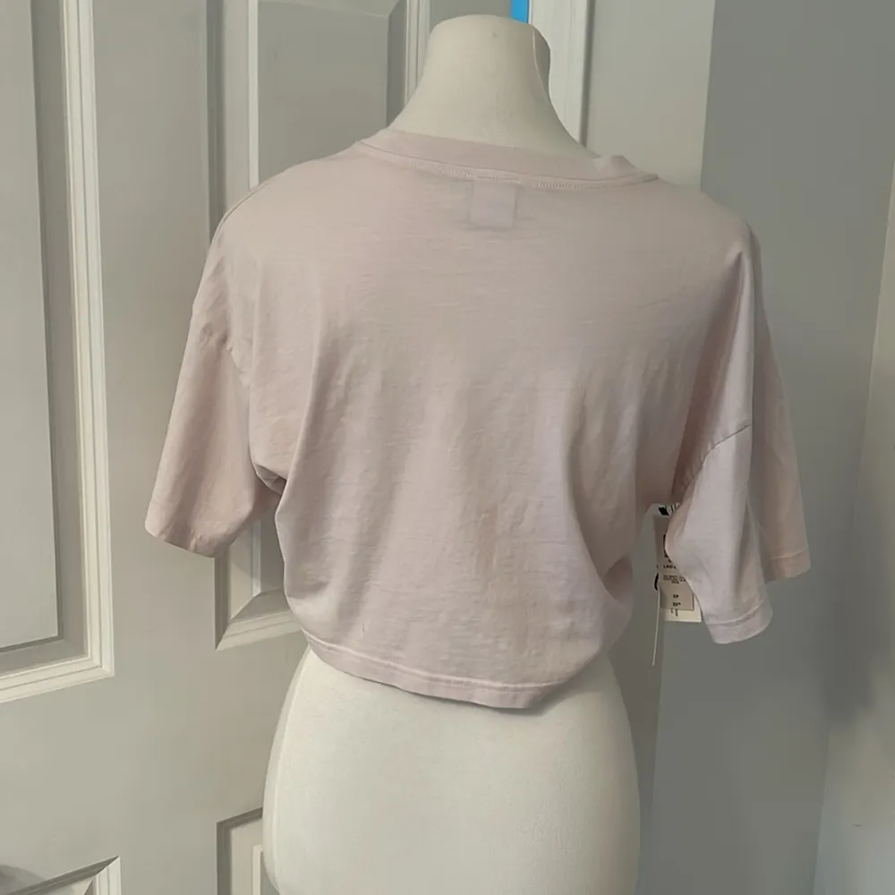 Cute Brand new with Tags Aritzia TNA Light Pink Super Cropped Tee - Image 4