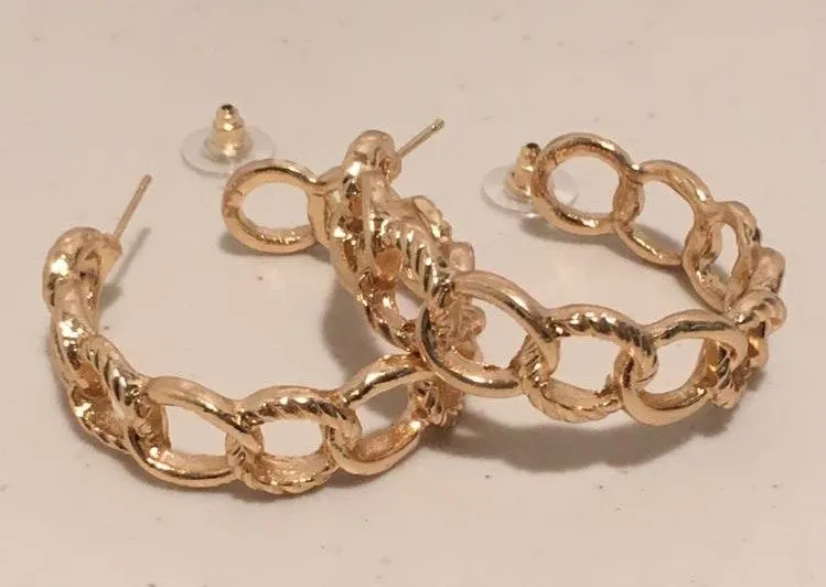 Chain Link Earrings Gold - Image 7