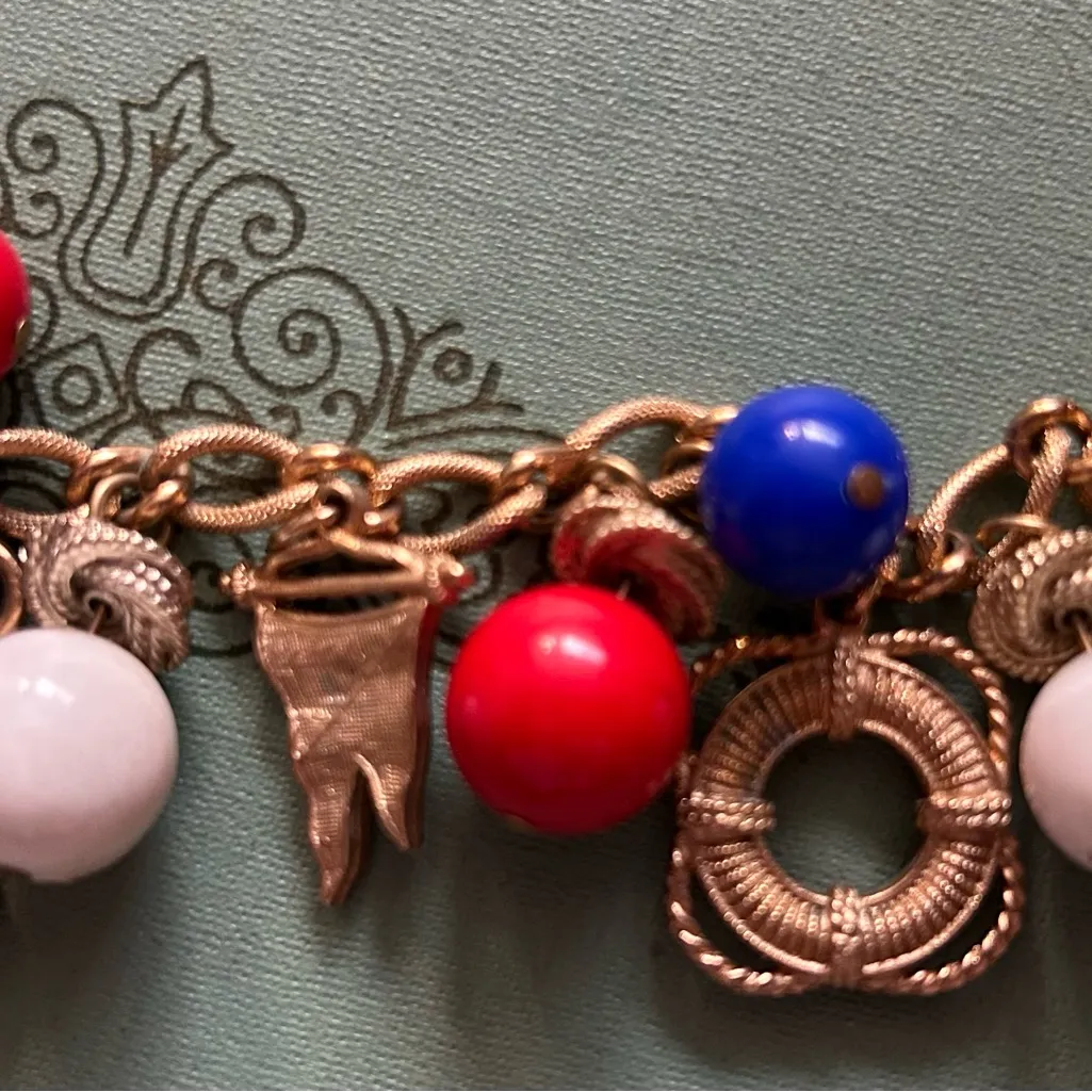 FANTASTIC MIDCENTURY VINTAGE CRUISE PATRIOTIC SUMMER CHARM BRACELET VINTAGE Gold - Image 4