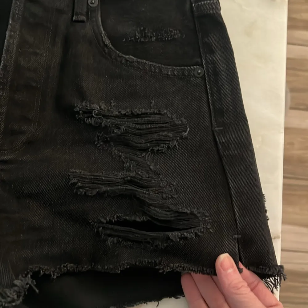 AGOLDE  Jaden Clash Distressed ripped denim short - Image 5