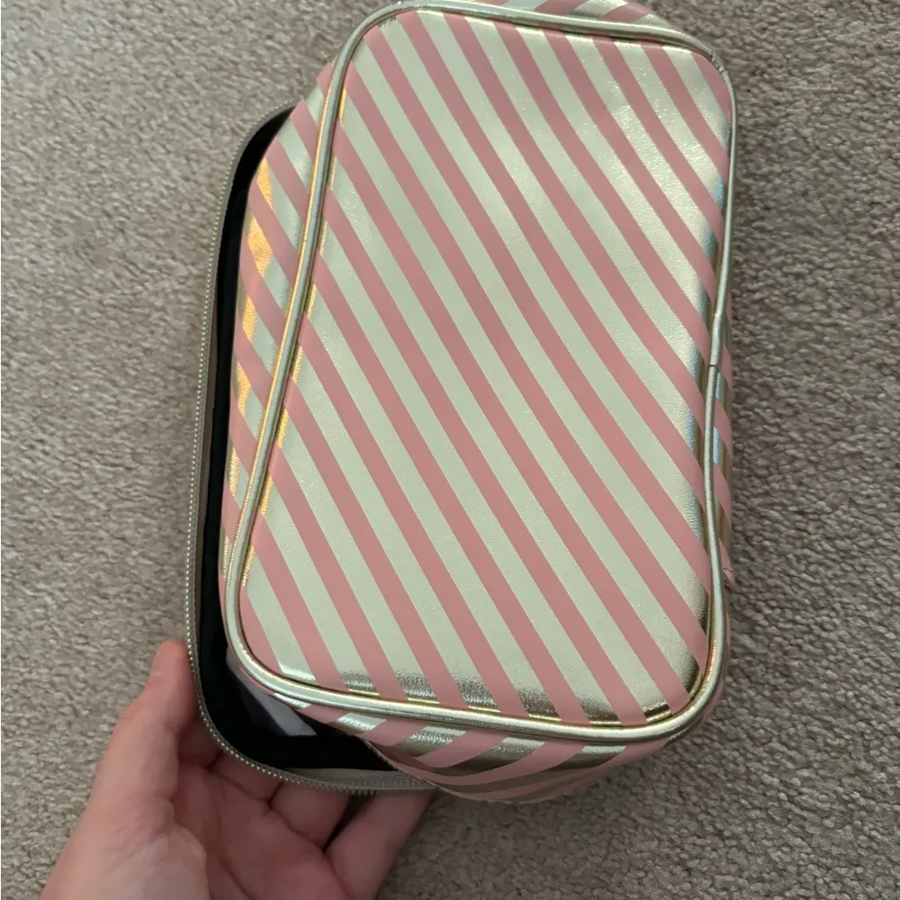 Too Faced Makeup Bag Gold - Image 3