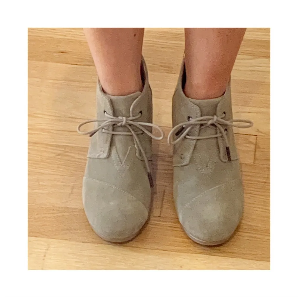 Toms Desert Wedge Taupe Suede Booties Lace Up 7.5 - Image 3