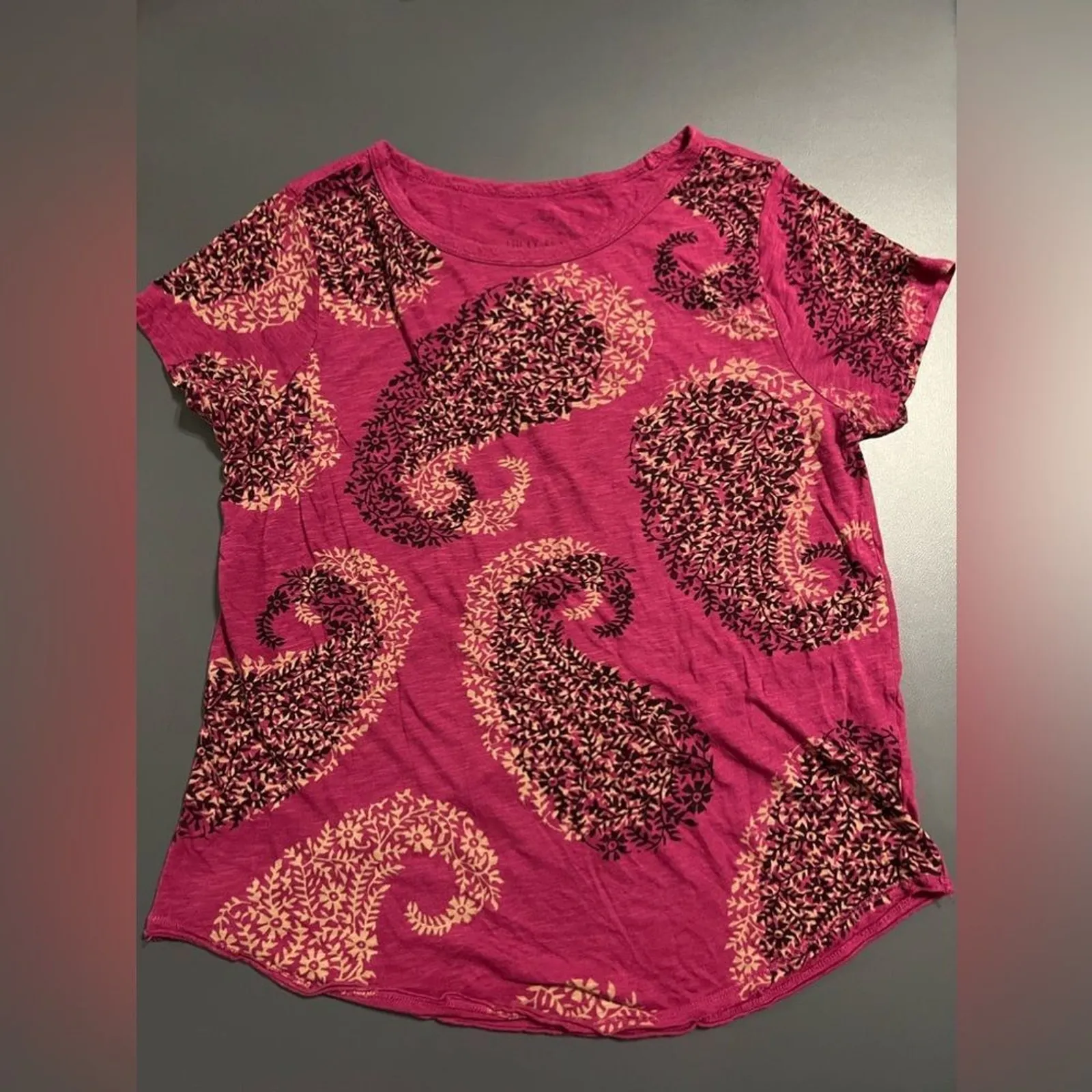 Lucky Brand Shadow Paisley T-shirt Raspberry Sz Medium - Image 2