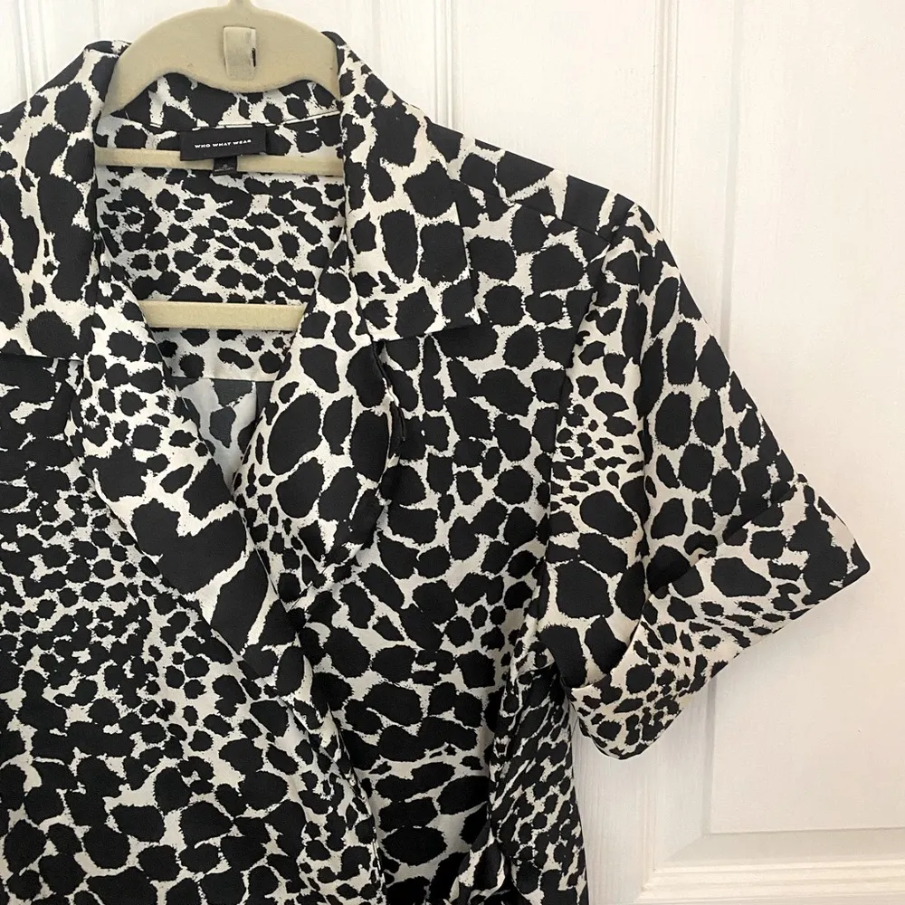 Who What Wear Black & Cream Giraffe Print Short Sleeve Wrap Top - Image 4