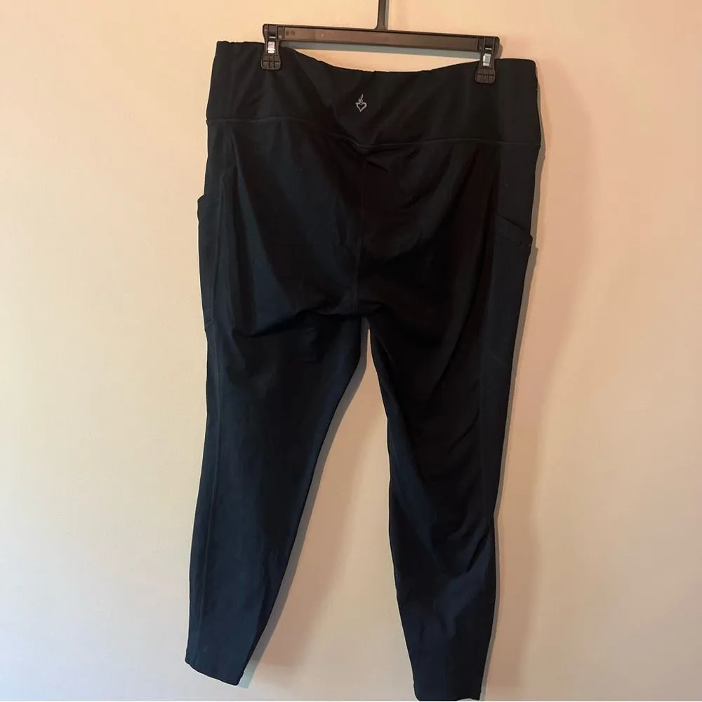 Torrid Active Black Capri side pocket Leggings Size 2 2X Plus size - Image 3