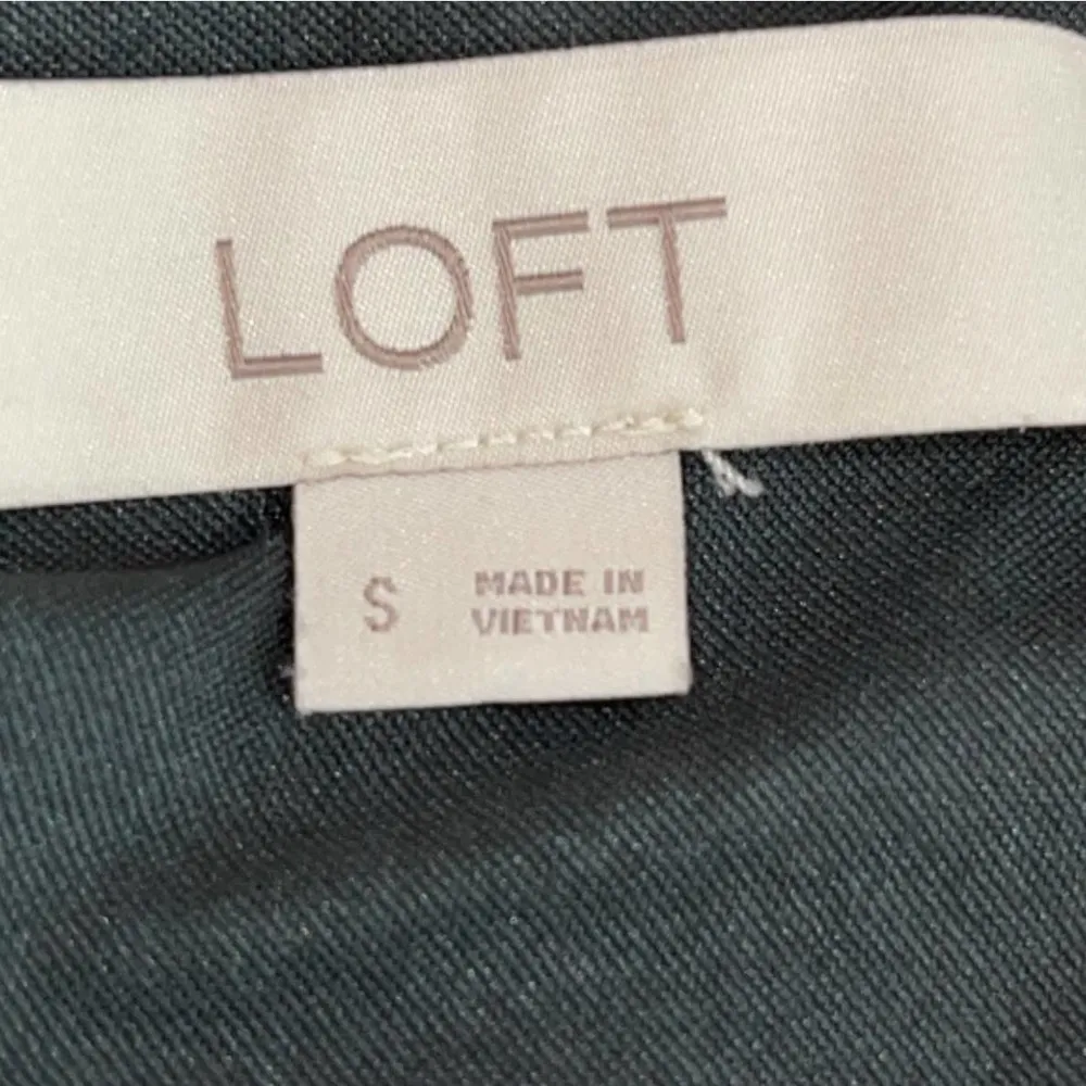 LOFT BLACK WITH WHITE FLORAL DESIGN FIGURE FLATTERING V-NECK STRETCH DRESS SMALL - Image 3