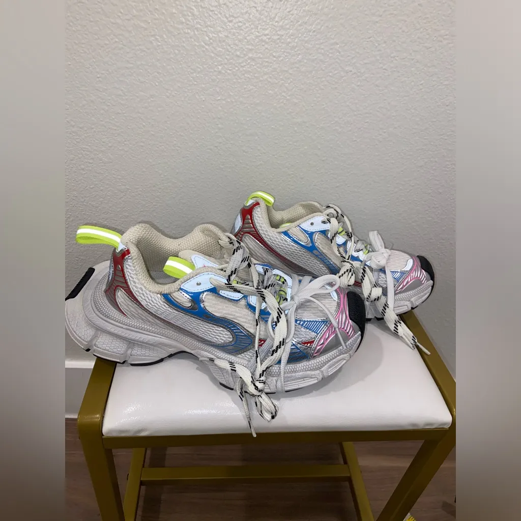 Stylish Wonen’s Fashion' Sneakers in Pink, Blue, and White Red Size 7.5 - Image 5