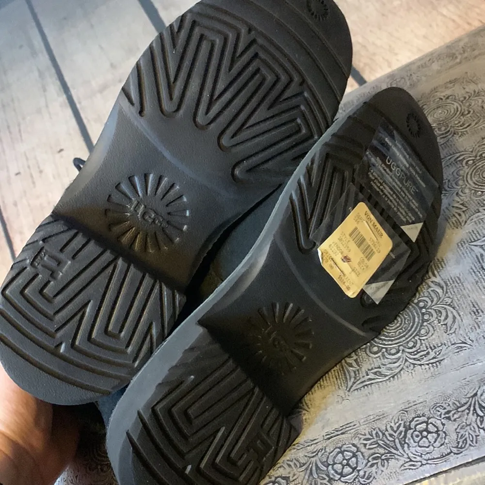 UGG NWOT Black Tie Up Booties Size 5 Never Worn - Image 6