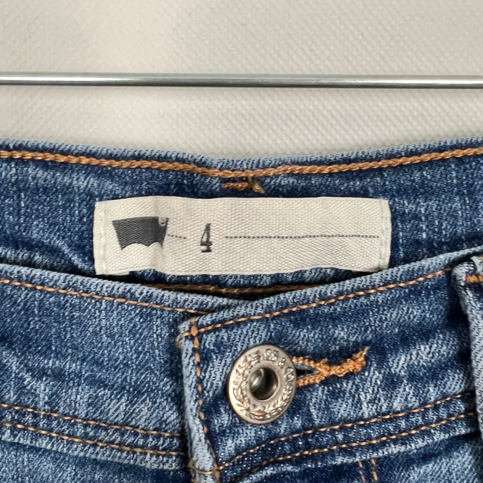 Levi's 5-Pocket Denim Shorts Size 4 - Image 3