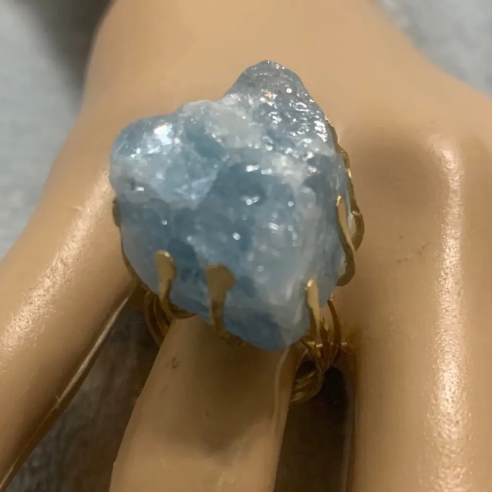 18K Gold Rough Cut Blue Stone Ring Size 8 - Image 4