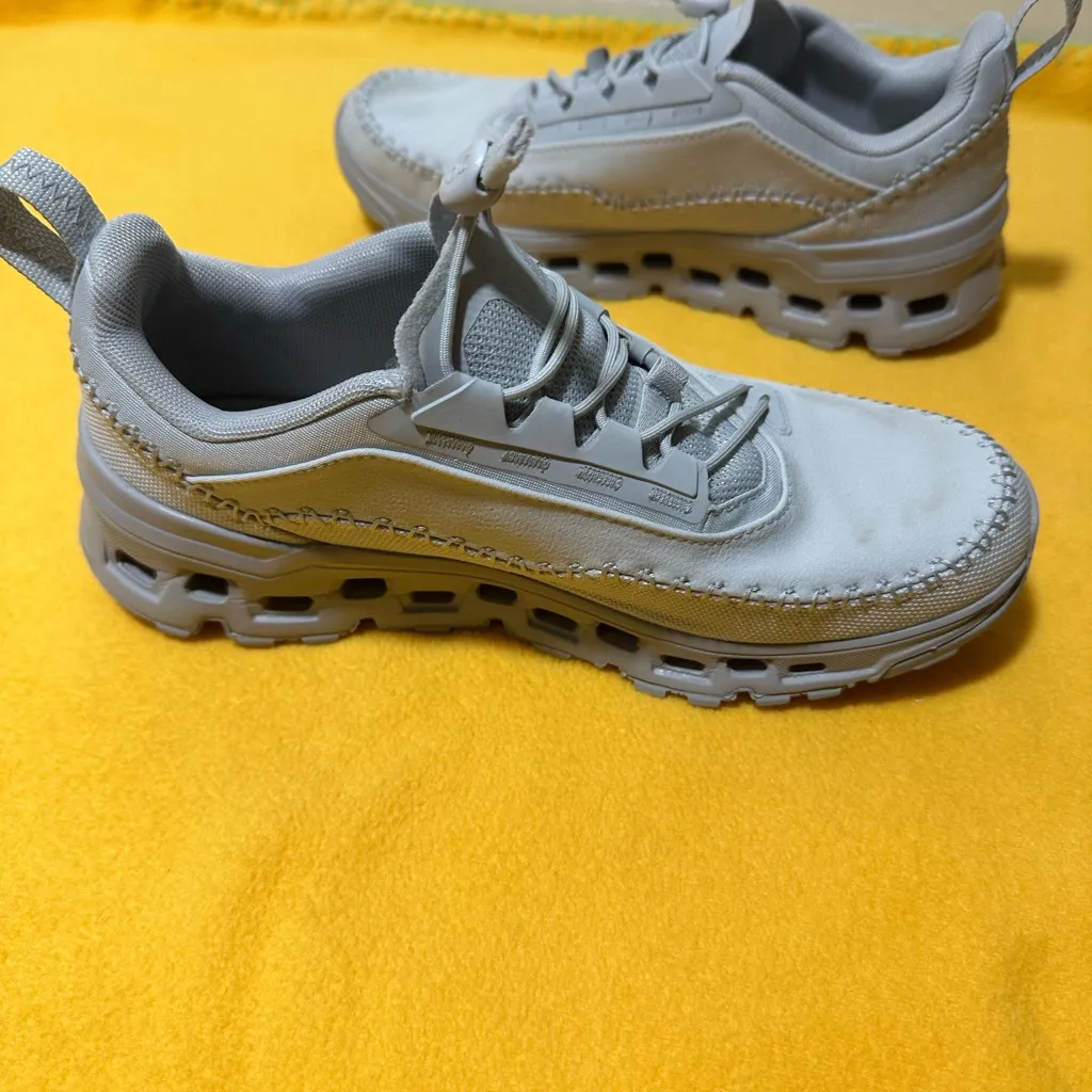 Women On cloud Athletic Shoes Size 6 - Image 5