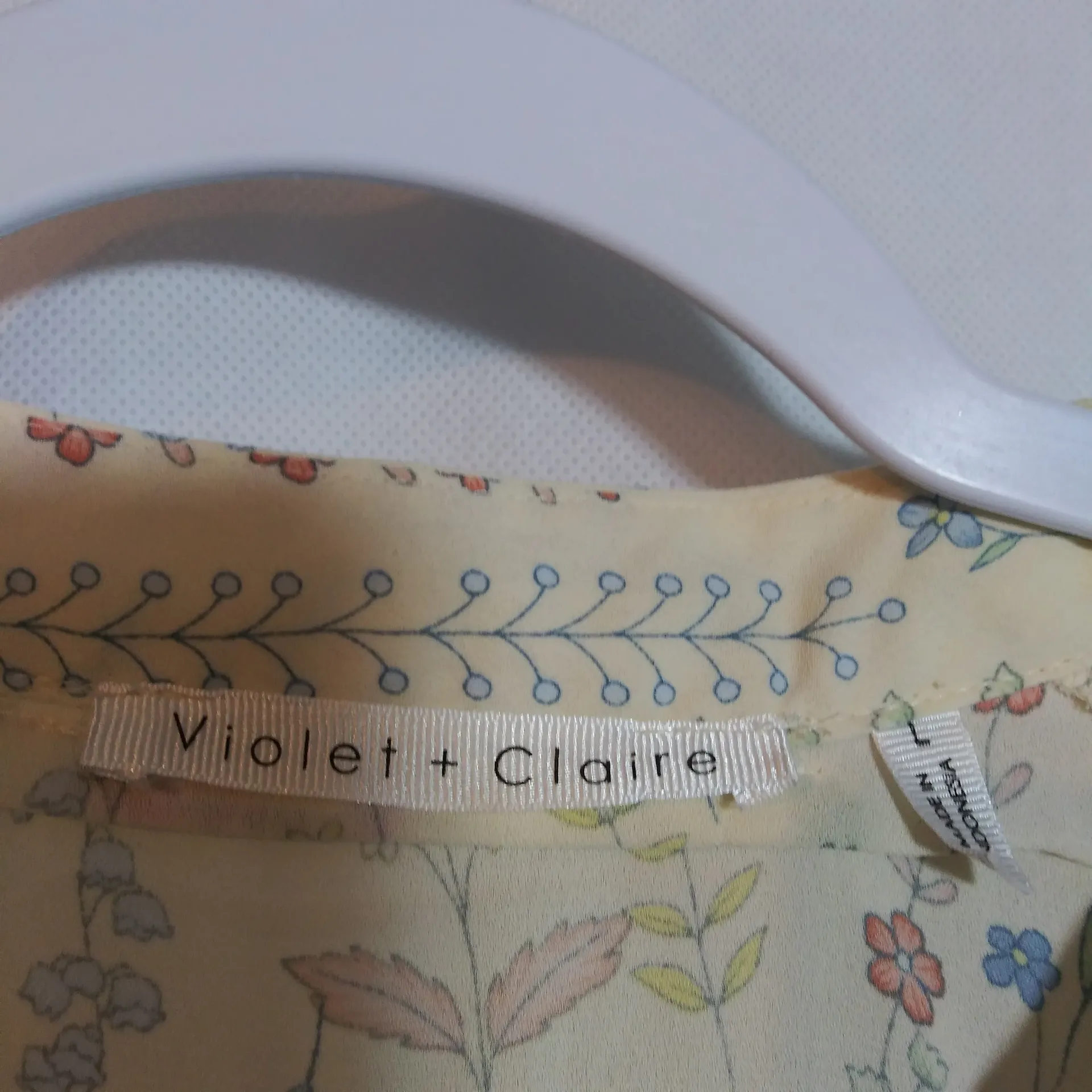 Violet + Claire Neutral Floral Print Cream Blouse Size L - Image 5