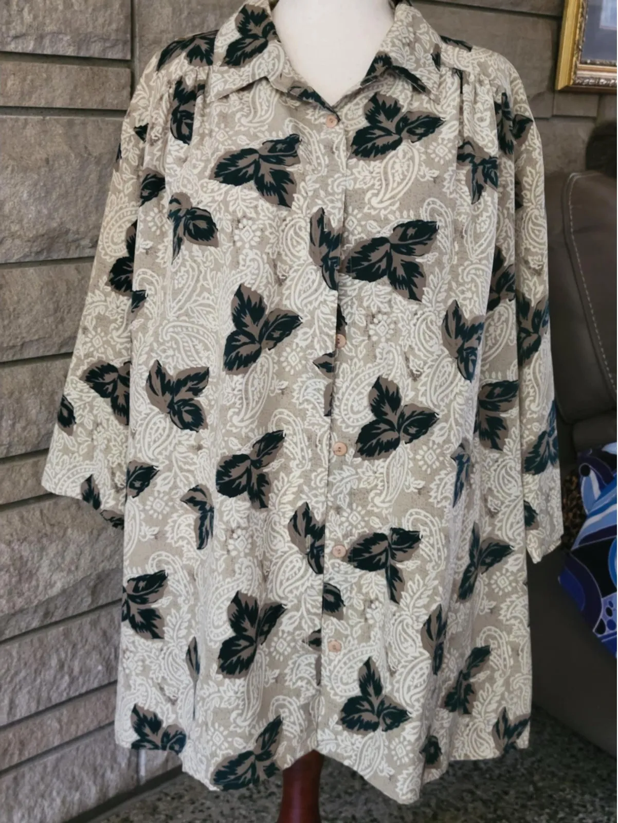 Maggie Barnes 4X Beige Paisley Leaf Print Button Down Shirt Blouse Womens - Image 1