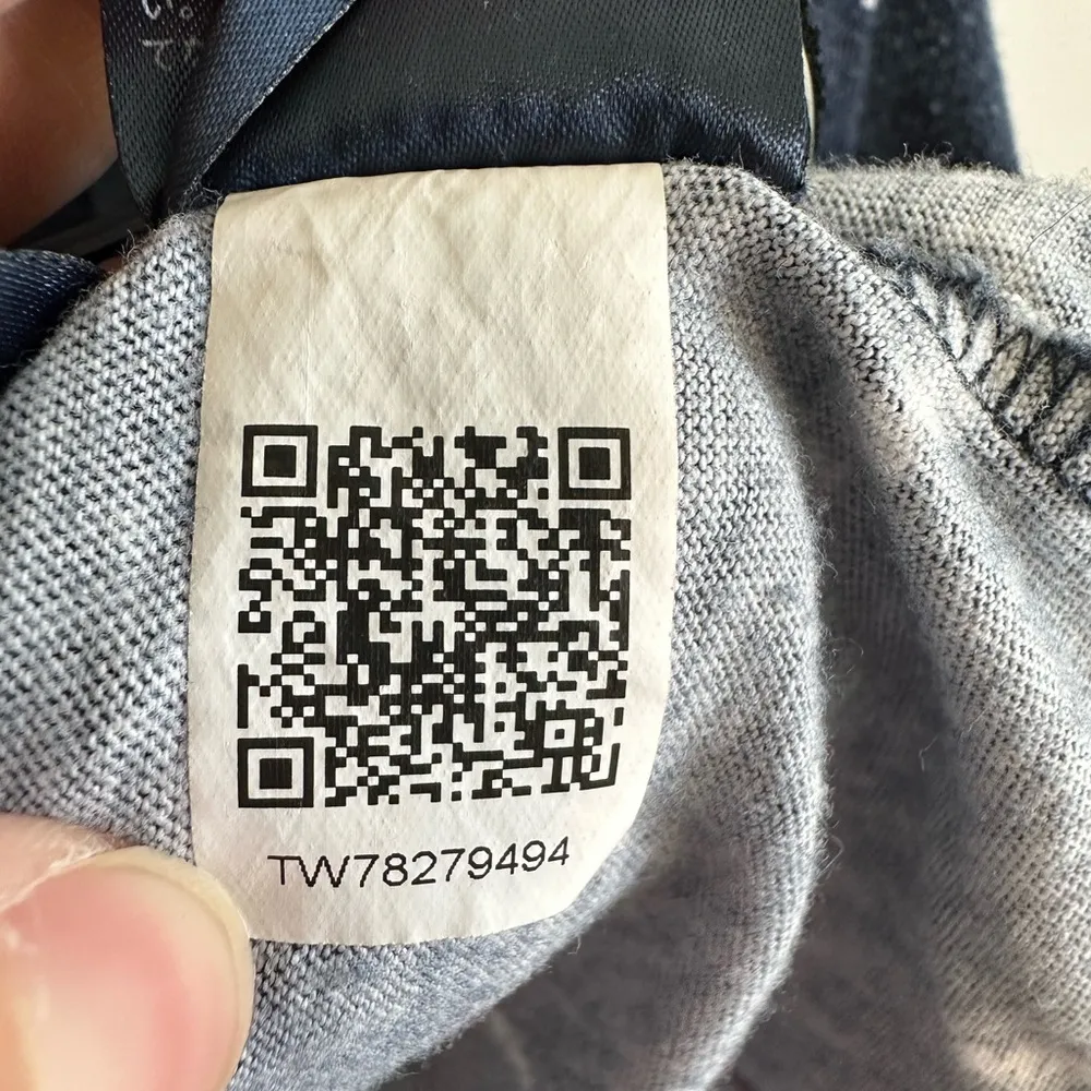 Tommy Hilfiger short sleeve crewneck blue T-shirt with white monogram medium - Image 6