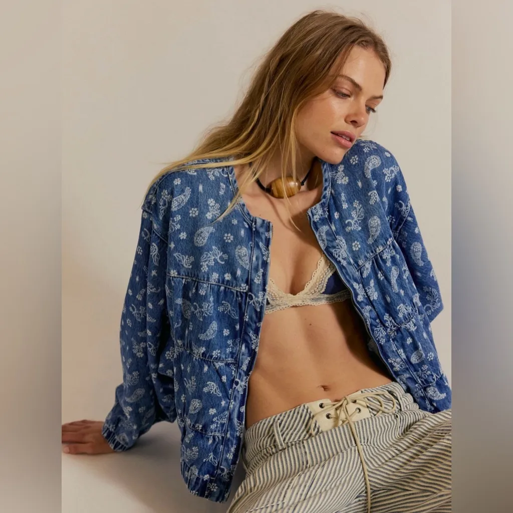 We The Free Layla Printed Denim Jacket in Blue Fog Size Large EUC Worn Once! 💙💙💙 - Image 5