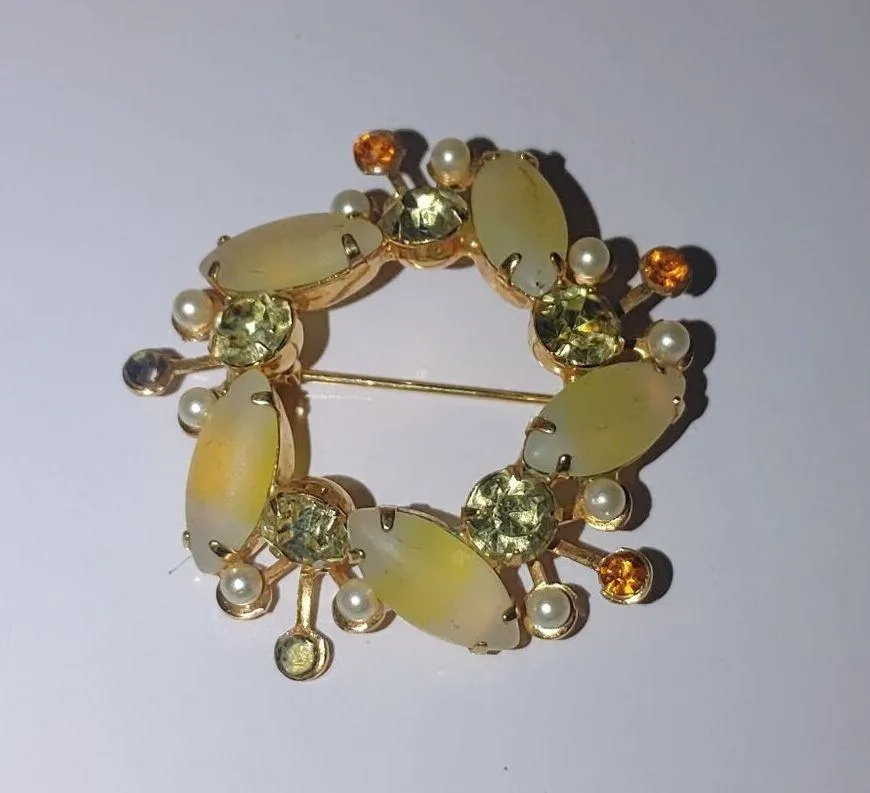 Vintage Open Back Gold Tone Wreath Brooch Faux Pearls Yellow Rhinestones READ - Image 12