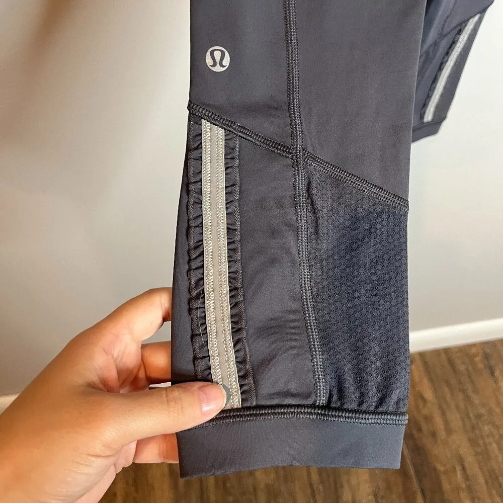 Lululemon charcoal and lavender cropped athletic leggings - Image 3