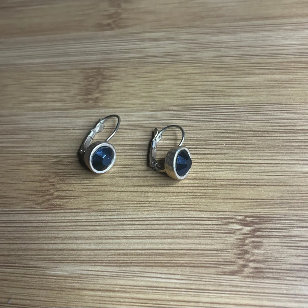 Elegant Gold and Black Drop Earrings - Image 4