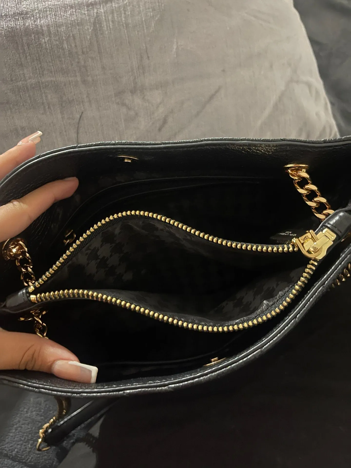 Karl Lagerfeld Black Quilted Leather Shoulder Bag Gold Straps - Image 6