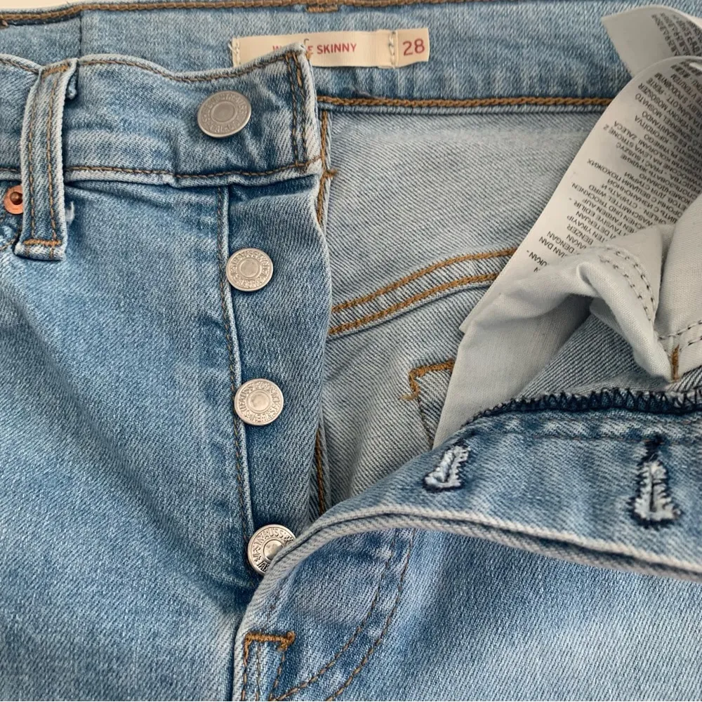 Levi’s Wedgie Skinny Distressed Button Fly Jeans Size 28 - Image 3