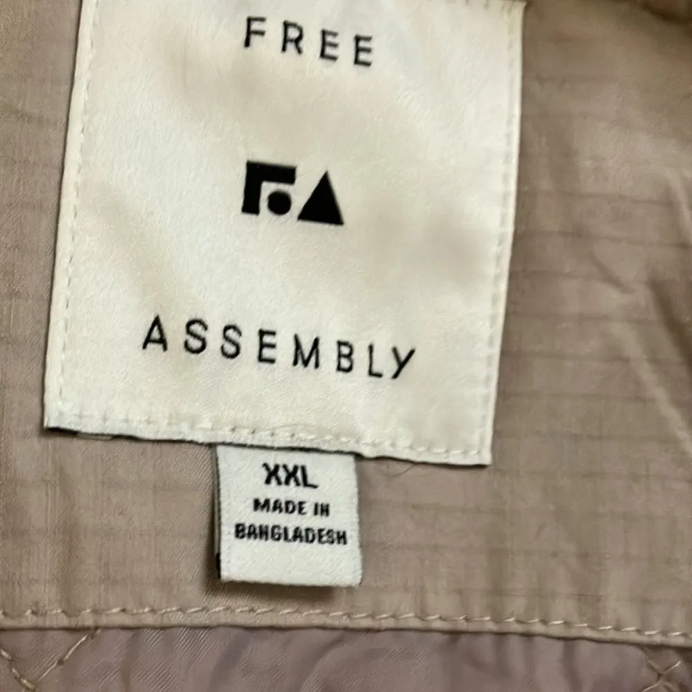 Free Assembly tan bomber jacket pockets inside lined NWOT Size undefined - Image 5