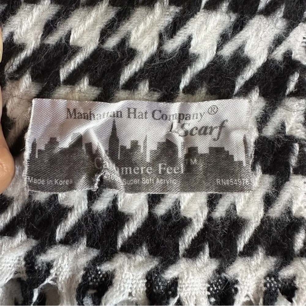 Krass&co Manhattan Hat  Cashmere Feel Houndstooth Fringe Scarf Black White Soft - Image 4