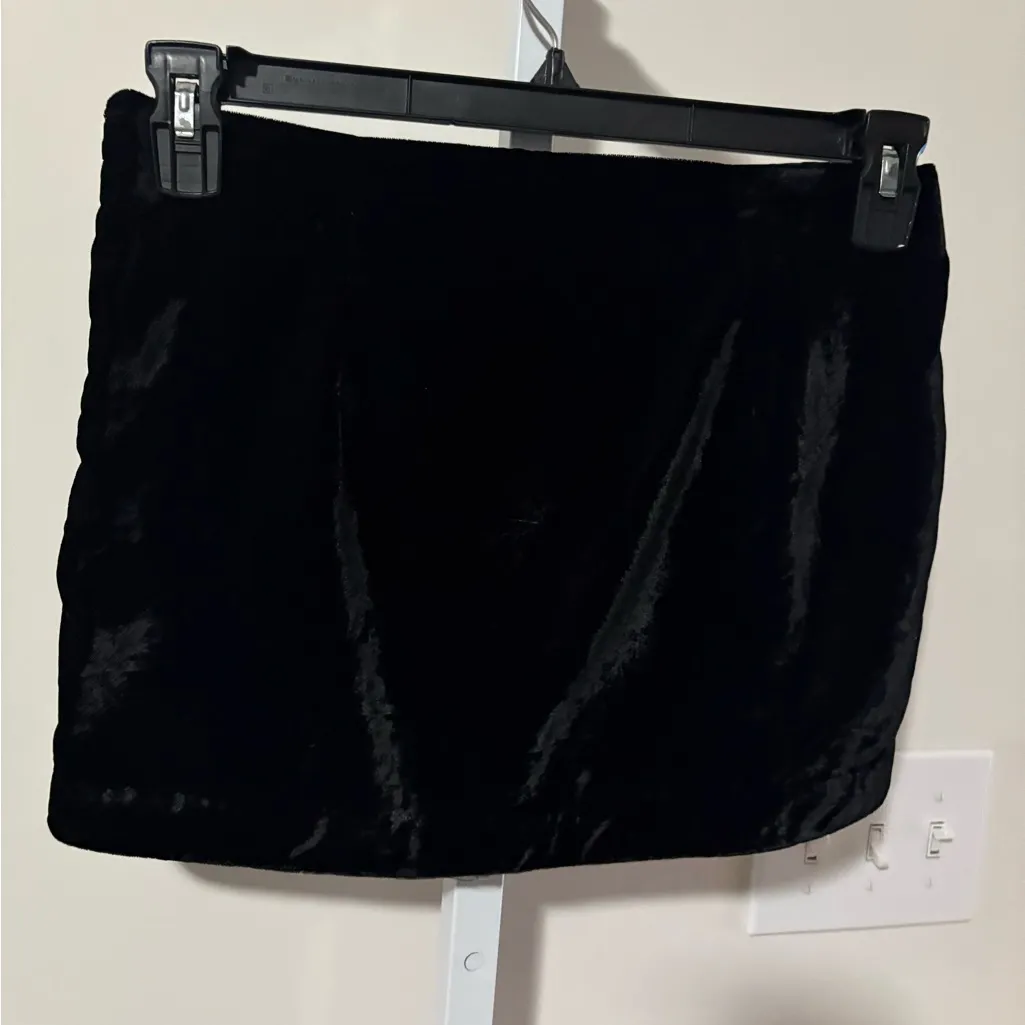 Free People Annalise black velvet mini skirt. - Image 4