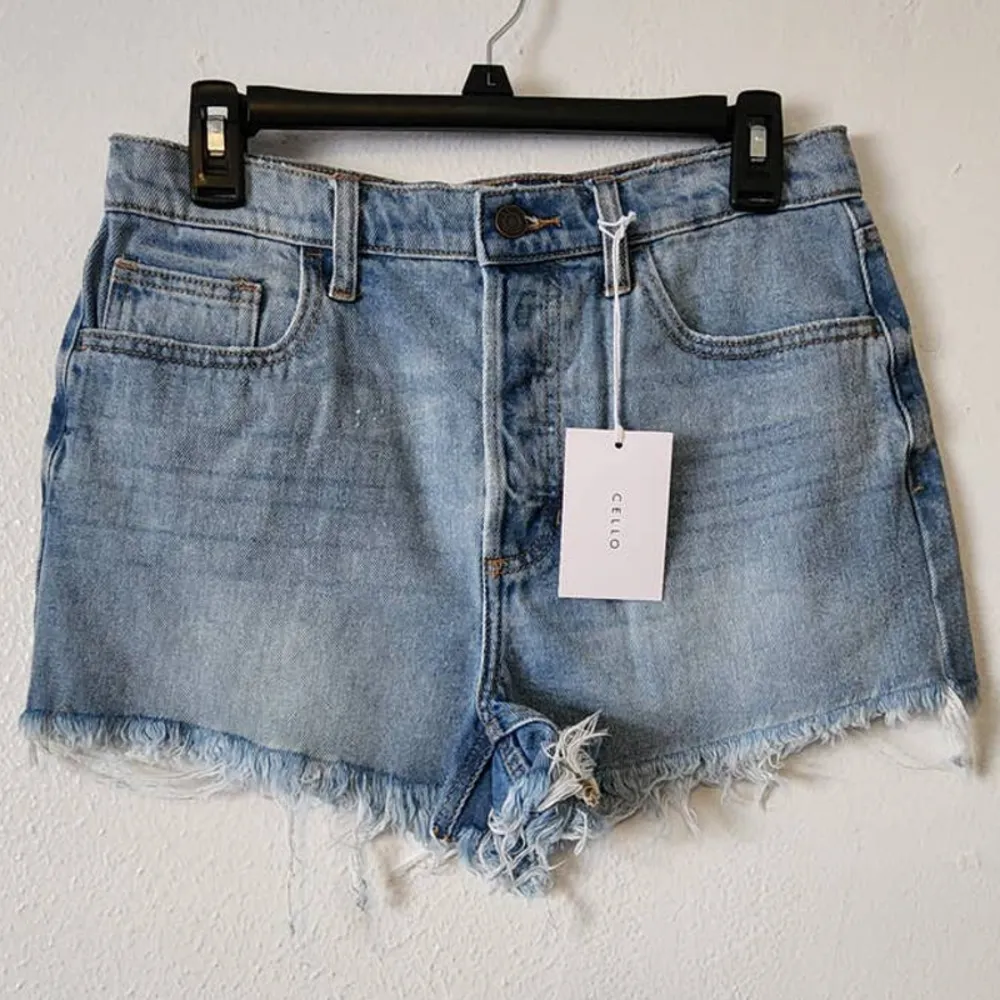 Cello Rip Tide Light Wash High Rise Frayed Hem Denim Shortie Shorts NEW - Image 4