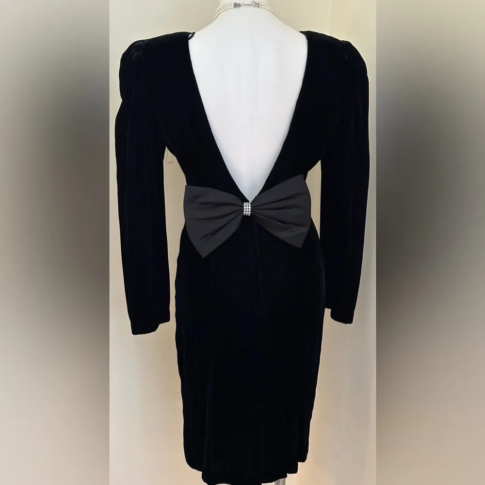 Renditions New York Vintage Black Velvet 80’s. Dress V Low Cut Back W Bow Sz 8 - Image 2