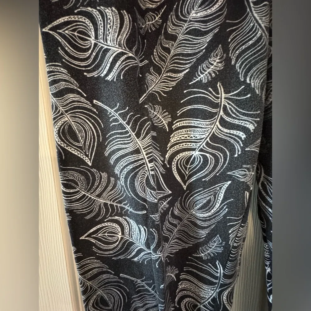 Black leggings with white peacock feathers, size S - Image 2